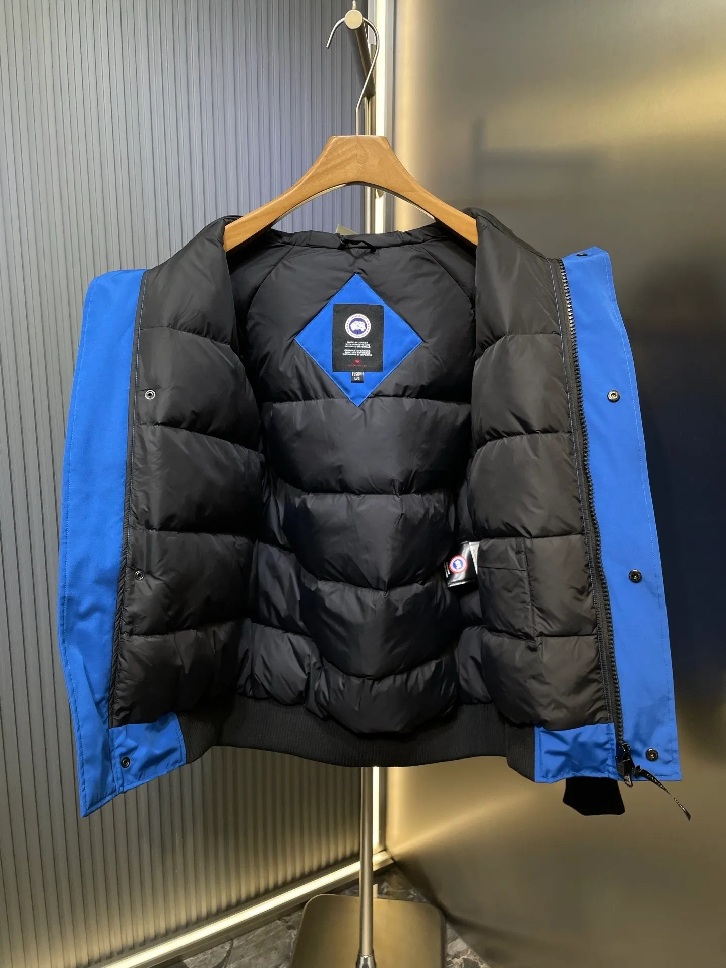 P760 original top quality Canada Goose #Chilliwa 7999M pilot short style/01 style #Men and Women Same Style# Synchronized anti-counterfeiting chip sensor! ➖ Imported 21S polyester-cotton blended original fabric [Last year’s 16S/18S hard fabrics have been completely eliminated, this year all use 21S synchronous fabrics, the soft mid-strap feels delicate and textured], synchronous Feather-Light 10D waterproof coating fabric, made of 84.5 polyester fiber and 15.5 cotton, 100% the best feel in the entire network! ➖ The official website synchronizes the national standard 80 white duck down, you can check the official website customer service, there will never be a series of misleading claims such as 90 down or goose down! ➖ Using the best nylon lon lining with double double-layer sealing design, anti-down 7 needles + grid-filled down ready-made garments, there will be 100% no so-called velvet running! ➖ The cuffs are designed with thickened seamless threads, and the collar and pocket lining are made of top-notch warmth and comfort! ➖ Yoshida YKK provides original custom-made electroplated sliders. YKK two-way lockable zippers are tight and smooth and will not peel off paint! ➖ 3M composite guarantees that the Velcro is the same as the original, durable, and all accessories and hardware are custom-made! ➖ Customized 10,000-needle embroidery labels imported from Behringer embroidery machines, 98% of which restore the original labels. You can check and compare on the official website! ➖ The fur collars are all made of large pieces of Western Canadian blue wolf hide, ensuring that each fur collar is 13-15cm wide!   Size:XS-XXL